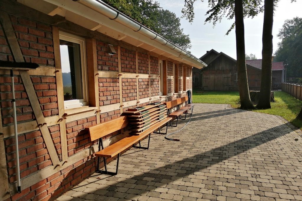 Schulungsraum mit Außenbereich und Blick auf den Abrocksbach