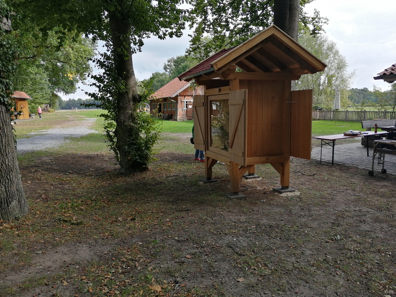 Schaukasten für Exponate auf dem Gelände der Sägemühle